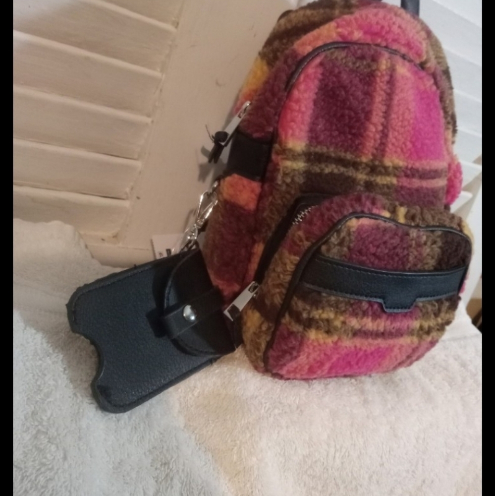 NWT☆ Convertible Crossbody/Backpack - Picture 3 of 4